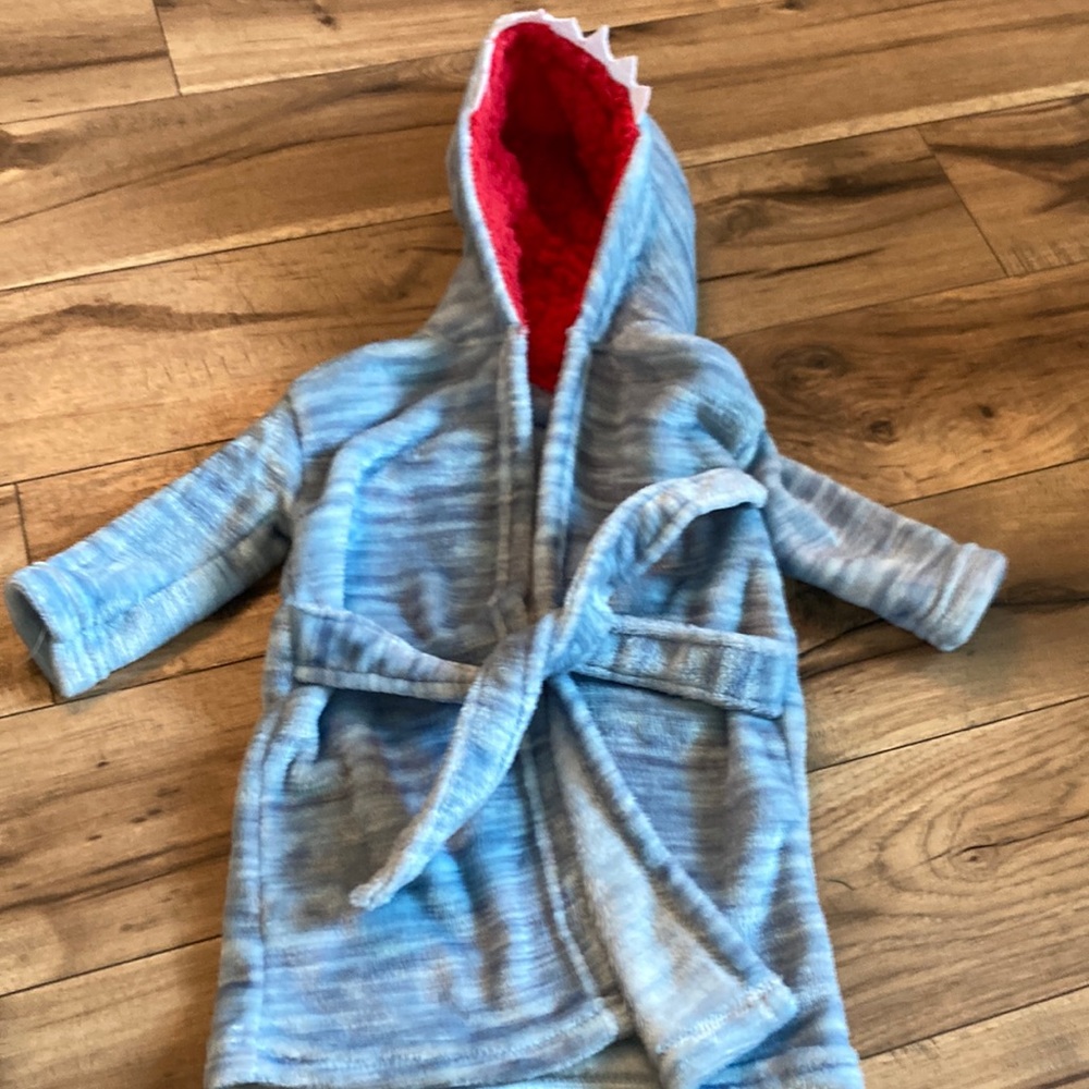 Modern Baby shark robe 0-9 months
